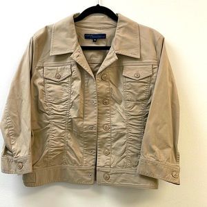 Donna Degnan button khaki lightweight rouched front 3/4 sleeve jkt. Pockets Sz10